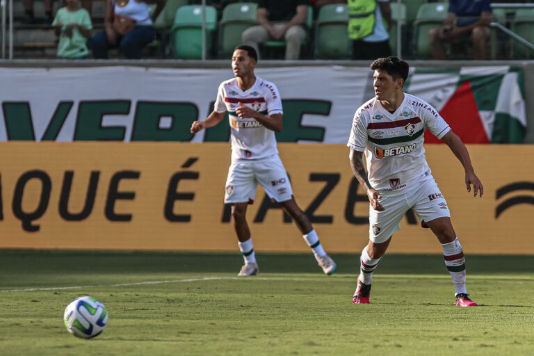 Fluminense estreia no Brasileirão com gol de Cano e vitória sobre o América-MG