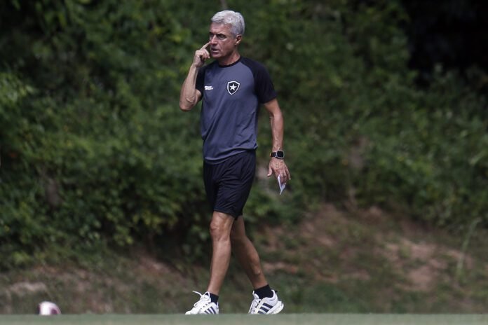Luís Castro faz balanço após completar um ano à frente do Botafogo