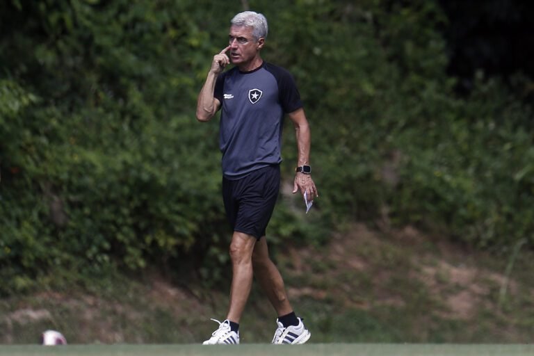 Luís Castro faz balanço após completar um ano à frente do Botafogo