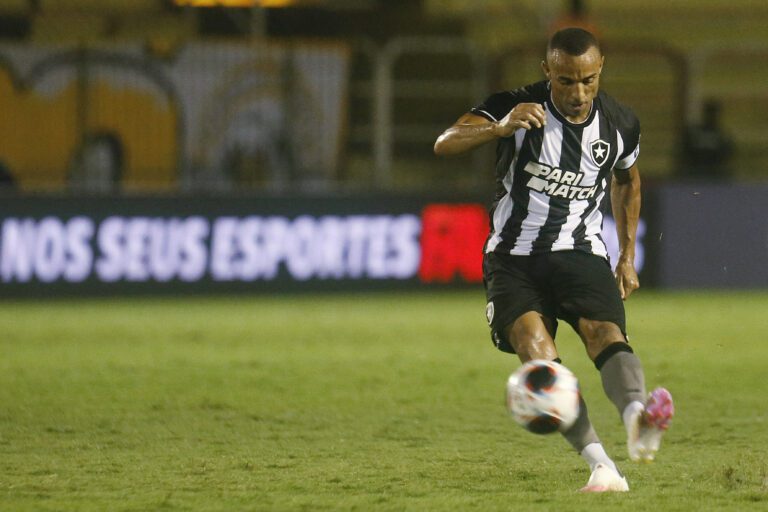 Marçal volta a treinar e pode reforçar o Botafogo contra o Flamengo