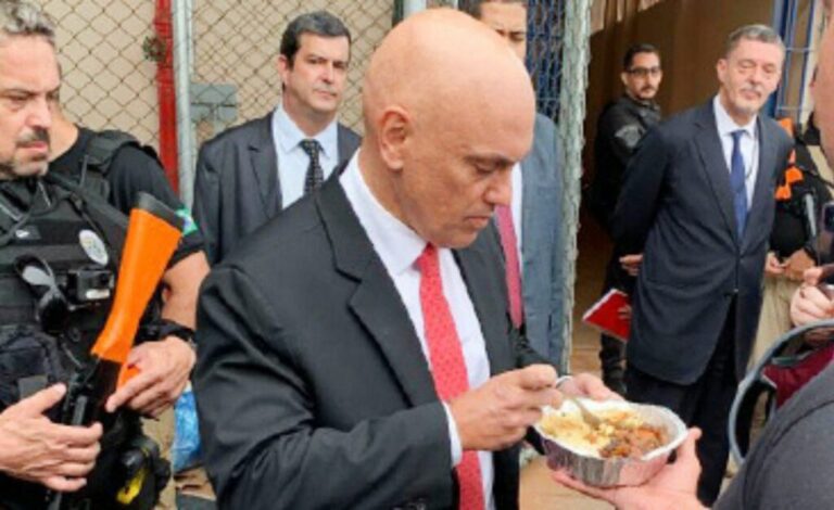 Moraes visita a Papuda e prova “quentinha” servida aos presos