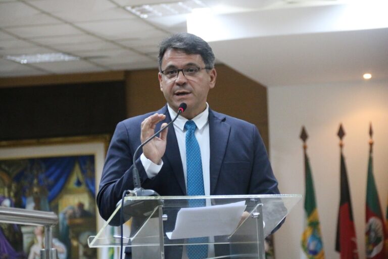 O juiz titular da Vepema, Dr. Carlos Eduardo Ribeiro Lemos fala ao microfone.