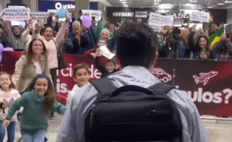 Apoiadores recebem Dallagnol no aeroporto de Curitiba: “Juntos com Deltan”