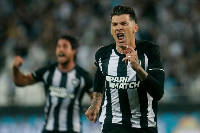 Botafogo vence Fluminense e se mantém na liderança do Brasileirão