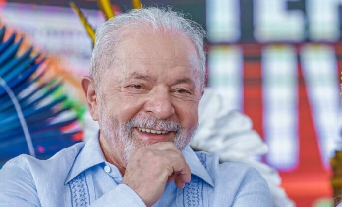 Com picanha e sem celulares, Lula faz churrasco no Alvorada