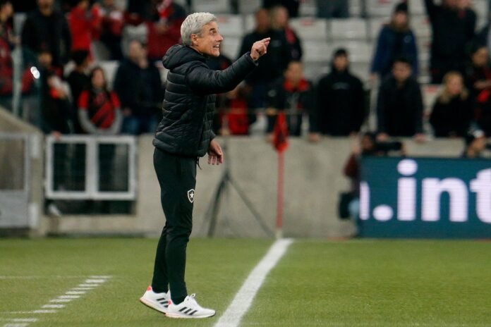 Luís Castro lamenta derrota de virada do Botafogo: “Segunda parte sofrível”
