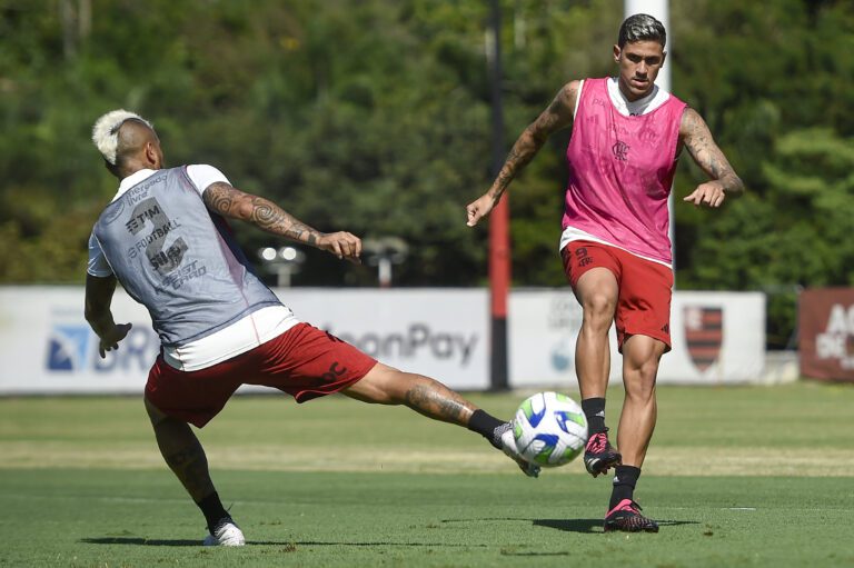 Pedro volta aos treinos do Flamengo após ser desfalque na derrota contra o Athletico-PR