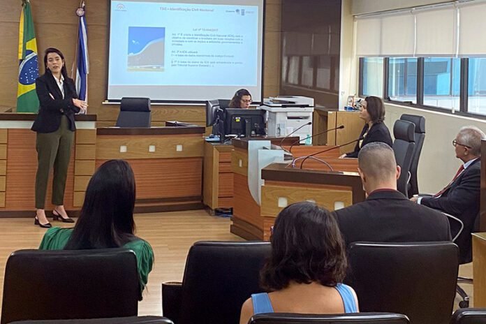 Autoridades do judiciário capixaba em reunião.