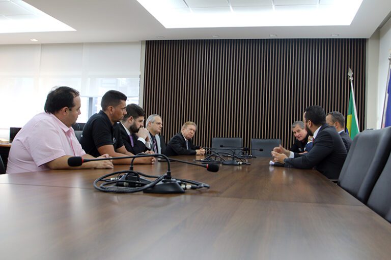 Autoridades diversas em reunião no gabinete da presidência do TJES.