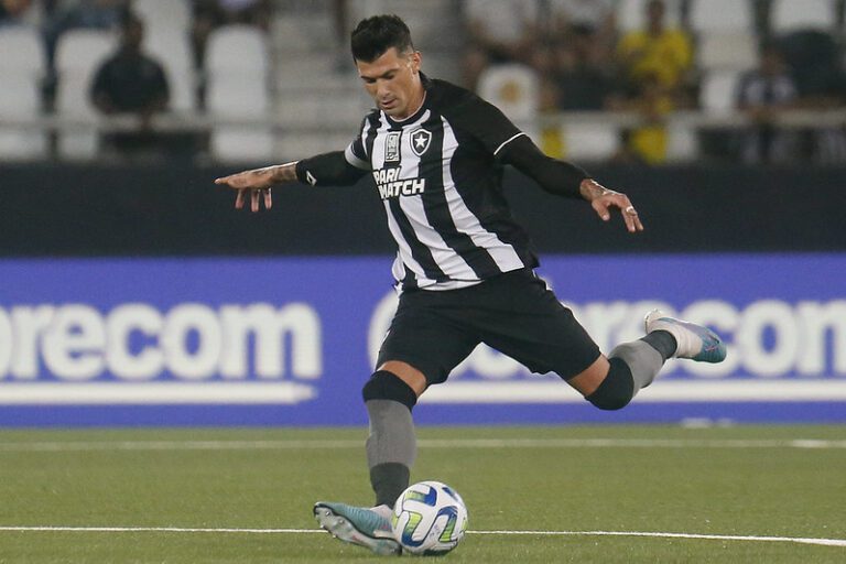 Victor Cuesta atinge marca de 50 jogos pelo Botafogo em jogo contra o Atlético-MG