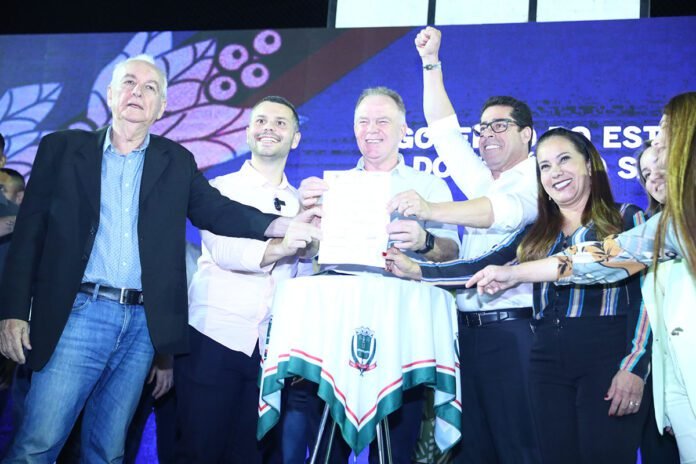 Deputados participam de evento em Viana