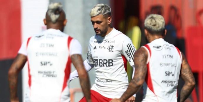 Elenco do Flamengo se reapresenta de olho no Bragantino