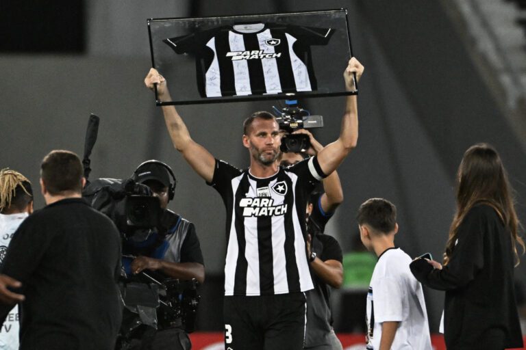 Em despedida dos gramados, Joel Carli se emociona com homenagem do Botafogo