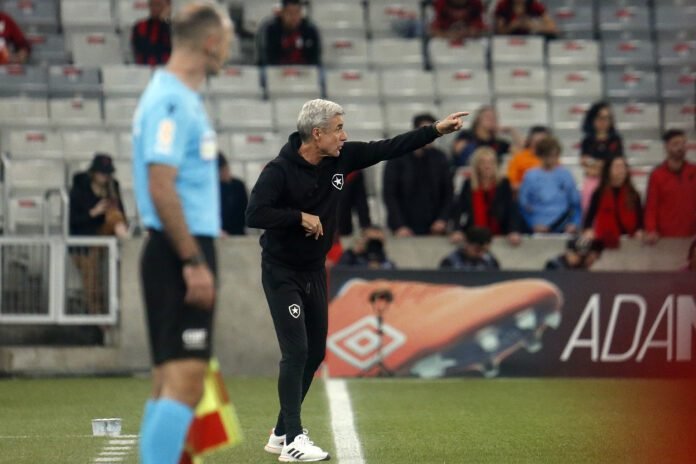 Luís Castro vê detalhe em derrota do Botafogo para o Athletico-PR