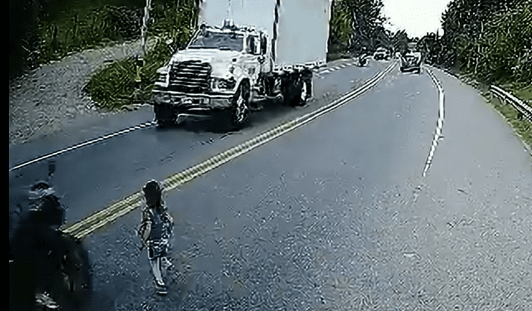 Menina de 4 anos sobrevive após ser atropelada por duas motos e quase ser atingida por caminhão