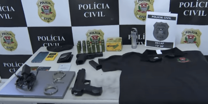 Vídeo: Falso policial é preso com réplicas de arma de fogo