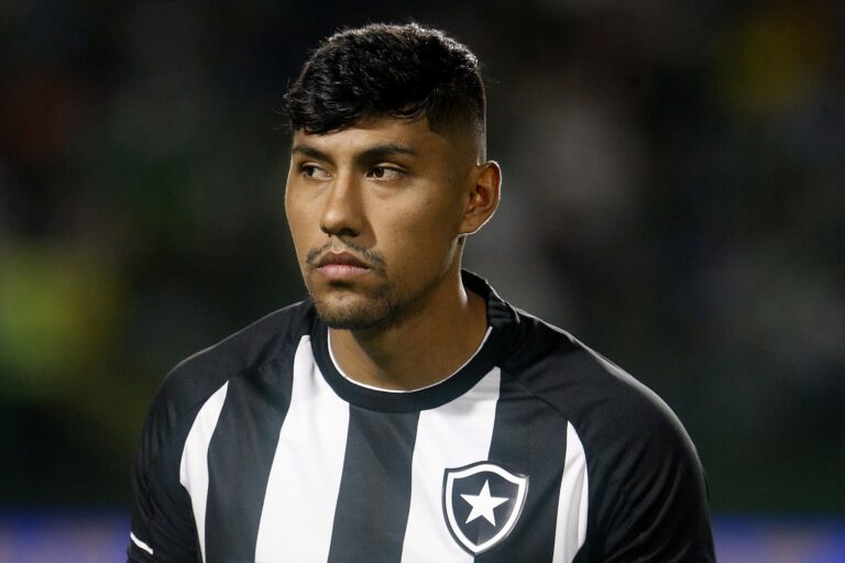 Botafogo vai ao mercado em busca de reposição para Luis Segovia na defesa