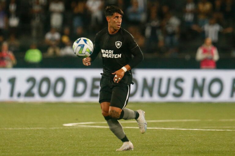 Di Plácido revela ajuda de Carli em período de adaptação no Botafogo