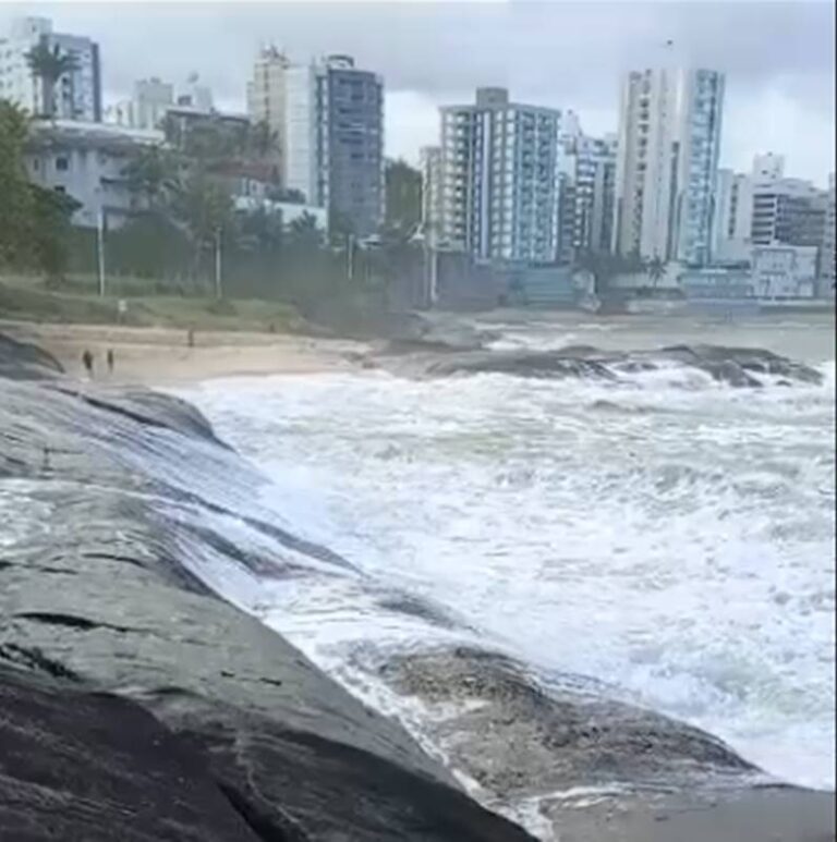 Duas mortes por afogamento na perigosa Praia das Pelotas em Guarapari