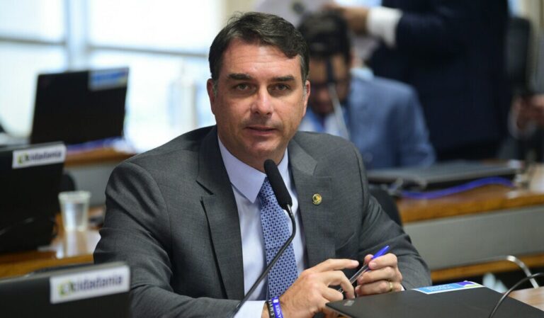 Flávio Bolsonaro sobre Barroso: “Cometeu o maior ato antidemocrático da história do Brasil”