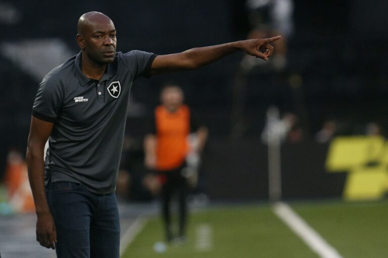 Interino do Botafogo, Caçapa exalta torcida e admite surpresa com convite