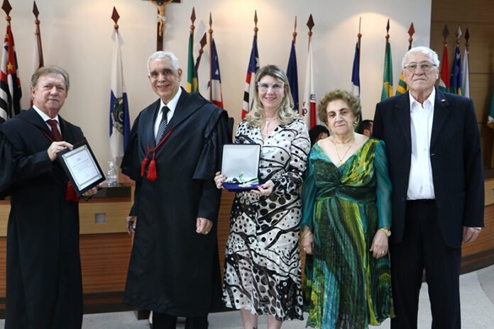 Desembargadores e seus familiares posam para foto.