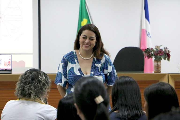 Fabiana Pinheiro (UFES) durante palestra proferida no auditório da CGJ/ES.