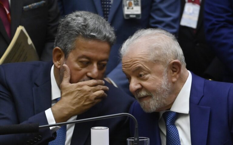 Bebendo uísque, Lula e Lira discutem reforma ministerial