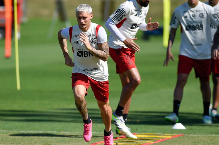 Gerson e Varela trocam socos em treinamento do Flamengo