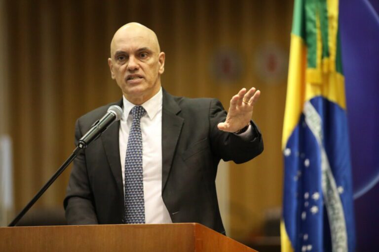 Moraes manda PF apreender passaporte e armas de Zambelli