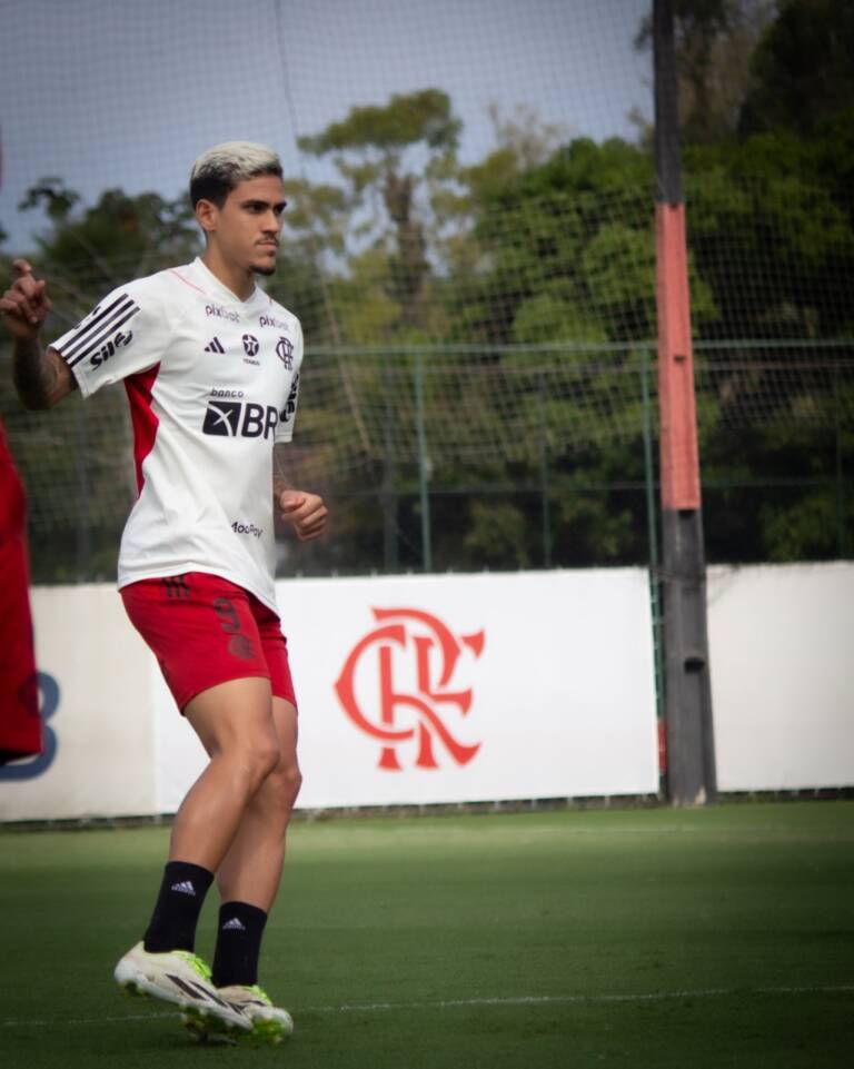 Pedro e Filipe Luís participam de treino do Flamengo desta sexta-feira