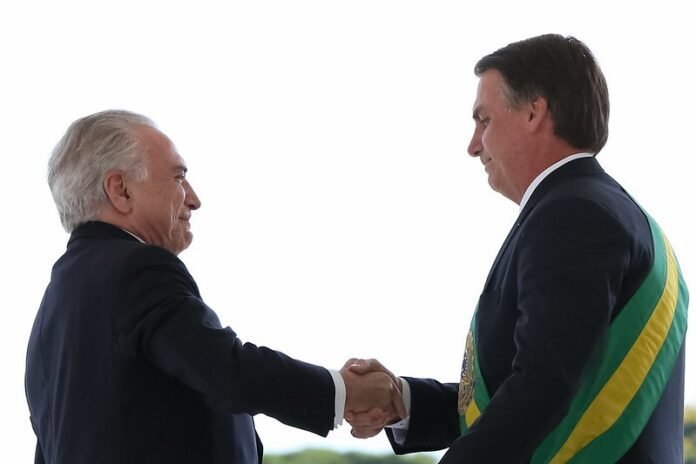 Seis dias antes da posse de Lula, Bolsonaro entregou a faixa