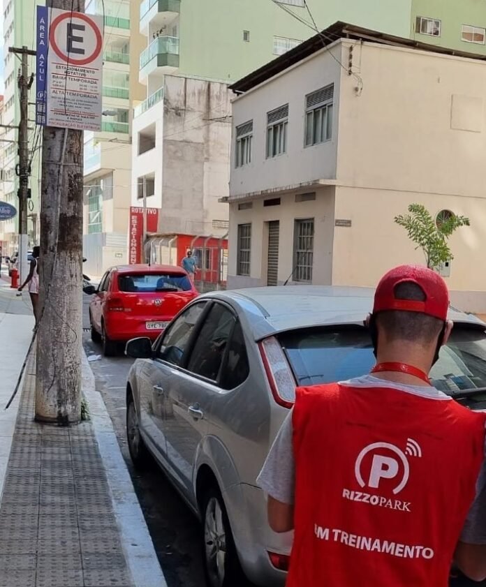 Vereadores questionam o cumprimento do contrato de estacionamento rotativo em Guarapari