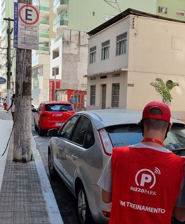 Vereadores questionam o cumprimento do contrato de estacionamento rotativo em Guarapari