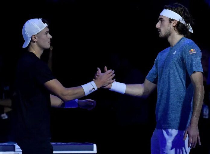 Tsitsipas abandona após três games, e Rune fica com vitória no ATP Finals
