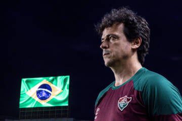 Antes de confronto contra o Palmeiras, Diniz critica gramado sintético do Allianz