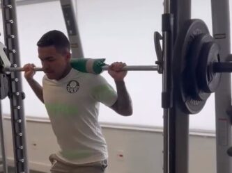 Em recuperação de cirurgia no joelho, Dudu publica vídeo fazendo exercícios no CT do Palmeiras