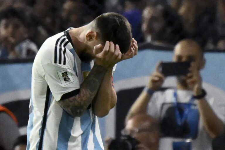 Com Messi em campo, Uruguai ganha e impõe primeira derrota da Argentina nas Eliminatórias