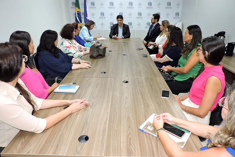 Técnicos do NatJus em reunião com o subsecretário de Estado de Regulação do Acesso em Saúde, Gleikson Barbosa dos Santos.
