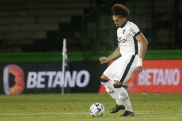 Zagueiro do Botafogo, Adryelson é absolvido pelo STJD e estará disponível contra o Cruzeiro; Textor é suspenso