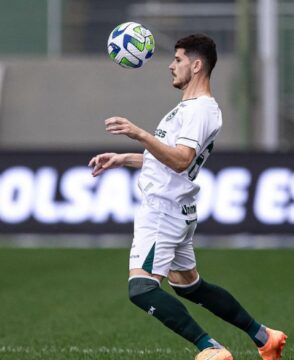 Filipe Luís elogia lateral esquerdo Hugo, provável primeiro reforço do Corinthians para 2024