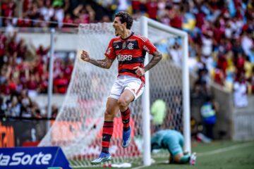 Em dia de despedidas, Flamengo bate Cuiabá e segue três pontos atrás do líder Palmeiras