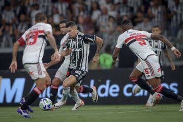 Paulinho celebra gol da vitória do Atlético-MG, mas alerta sobre o título: "Não depende só de nós"