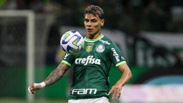 Richard Ríos, do Palmeiras, tem o maior aproveitamento em dribles do Brasileiro