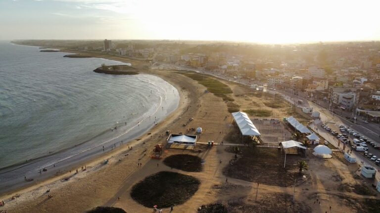 Arena Esportiva de Verão: ícone na Praia Central. – Marataízes