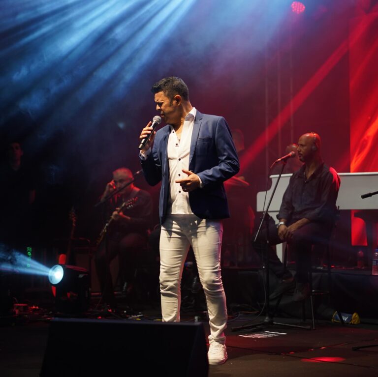 Noite incrível com Fabiano Juffu cantando sucessos de Roberto Carlos! – Marataízes