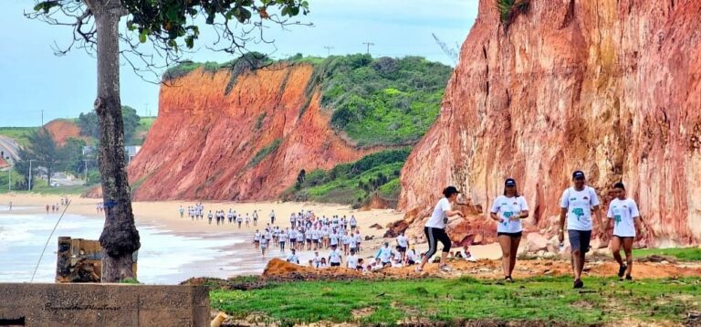Caminhada com 400 pessoas por praias intocadas de Marataízes