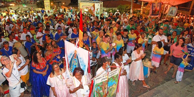 Festejos de São Benedito e São Sebastião animam Fundão ao som de bandas de congo