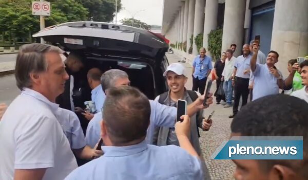 Vídeo: Bolsonaro tira foto com apoiadores em aeroporto do Rio