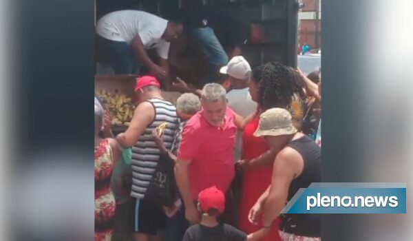População ganha banana e maçã em visita de Lula a Belford Roxo